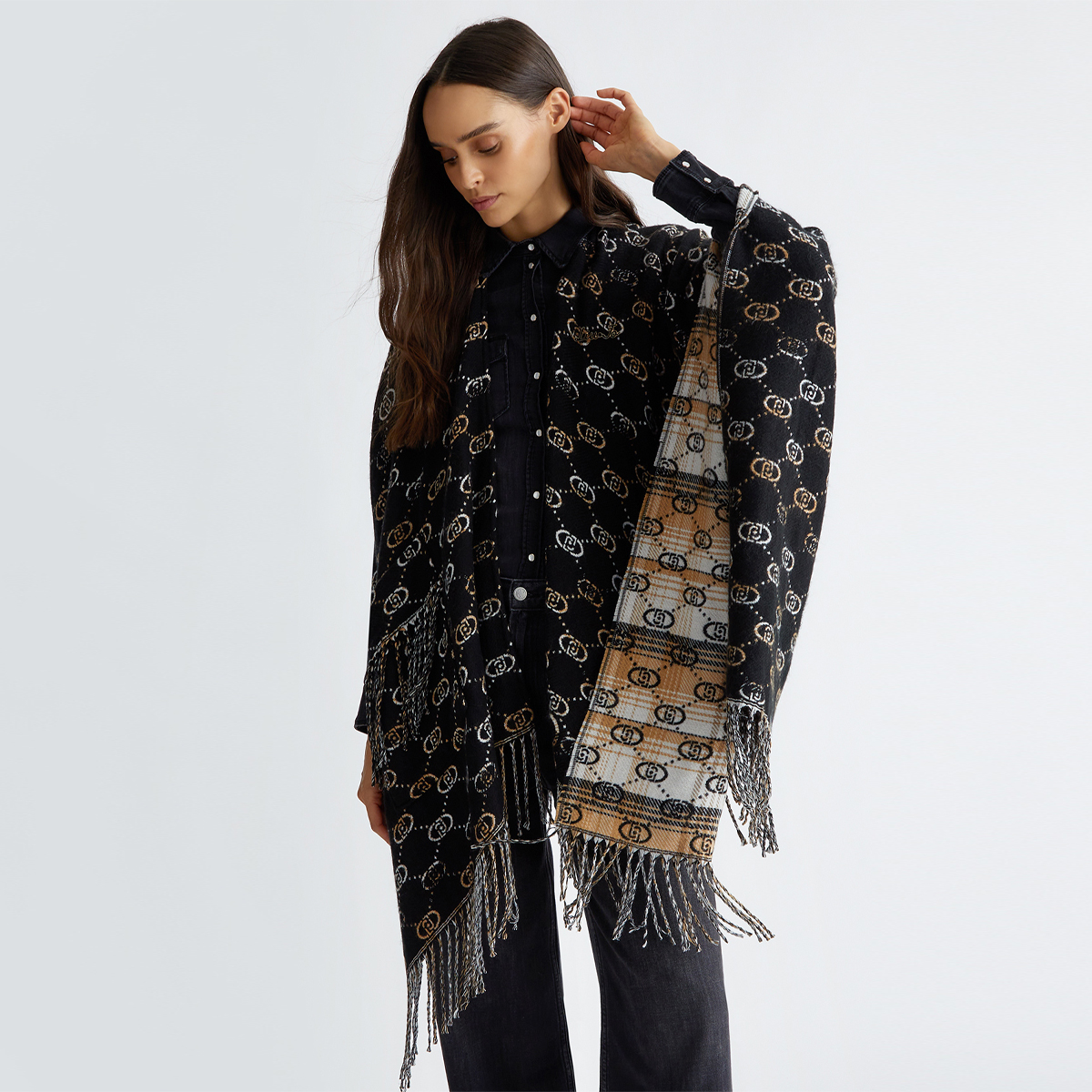 Liu Jo Poncho con Logo Jacquard Black - 2 Liu Jo Poncho con Logo Jacquard Black - 2