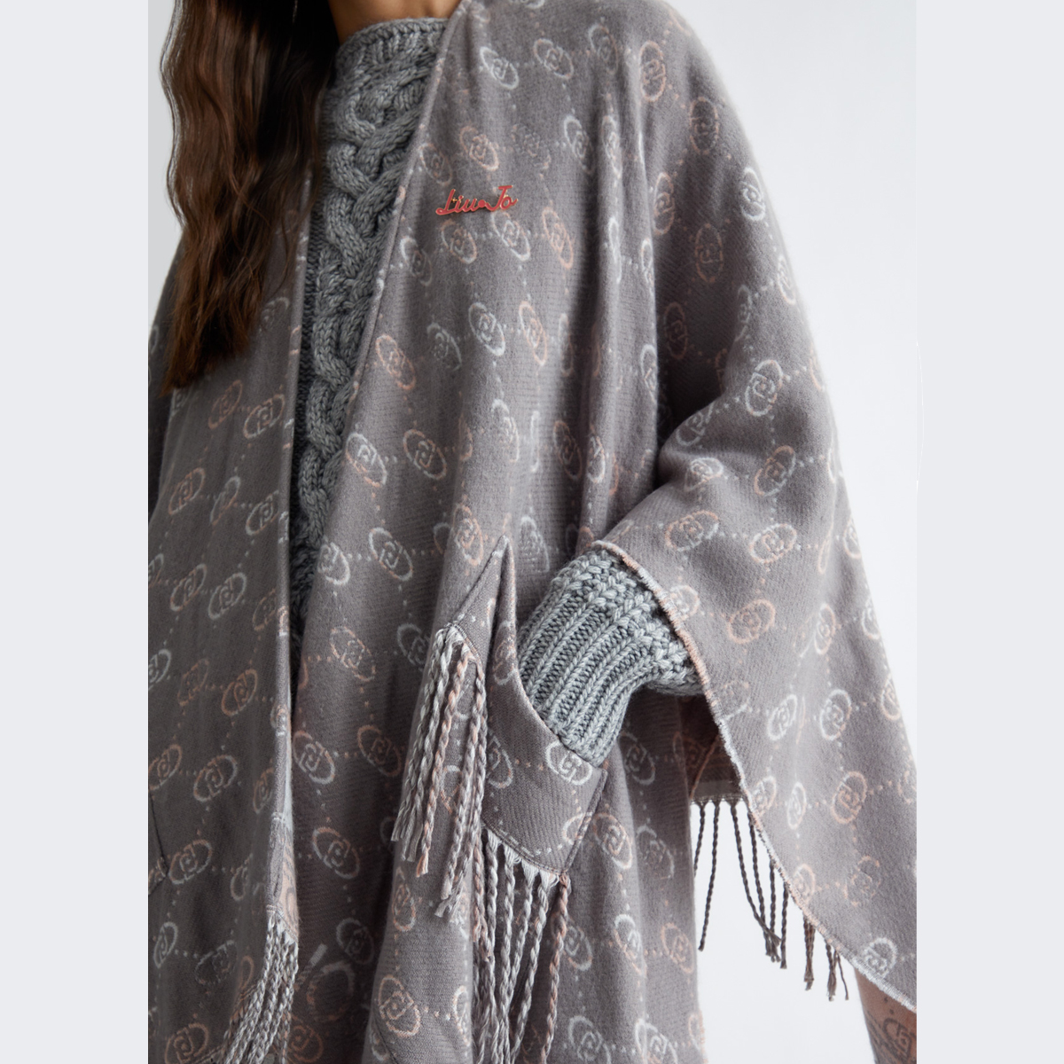 Liu Jo Poncho con Logo Jacquard Grey Cloud - 4 Liu Jo Poncho con Logo Jacquard Grey Cloud - 4