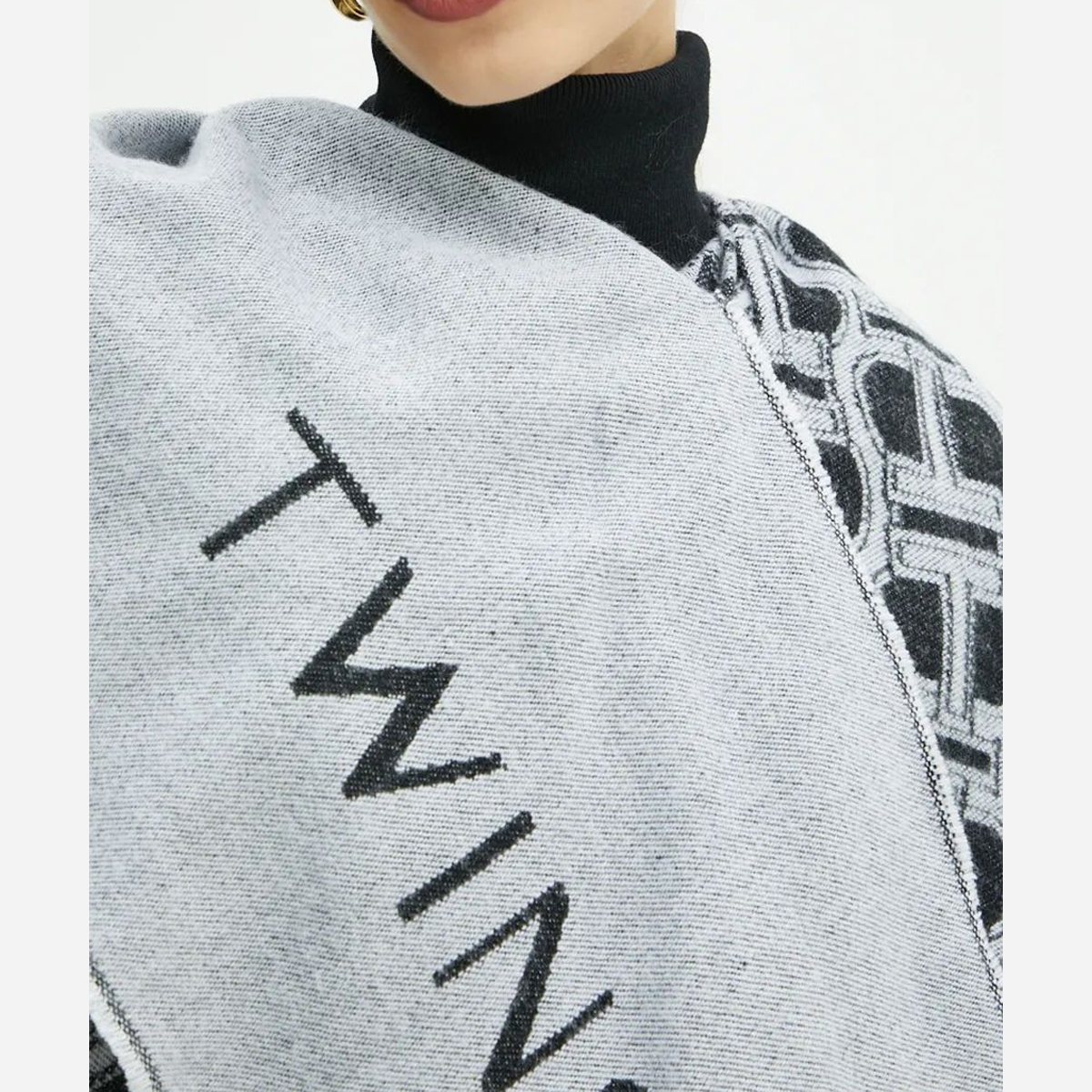 Twin Set Poncho Jacquard con Sciarpa Nero - 3 Twin Set Poncho Jacquard con Sciarpa Nero - 3