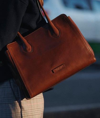 Borsa pelle grande: perché sceglierla e 14 modelli in trend
