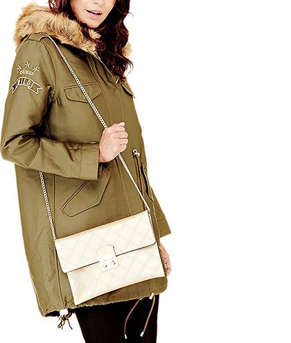 Come si abbinano le borse colorate senza sbagliare outfit? 3 preziosi consigli